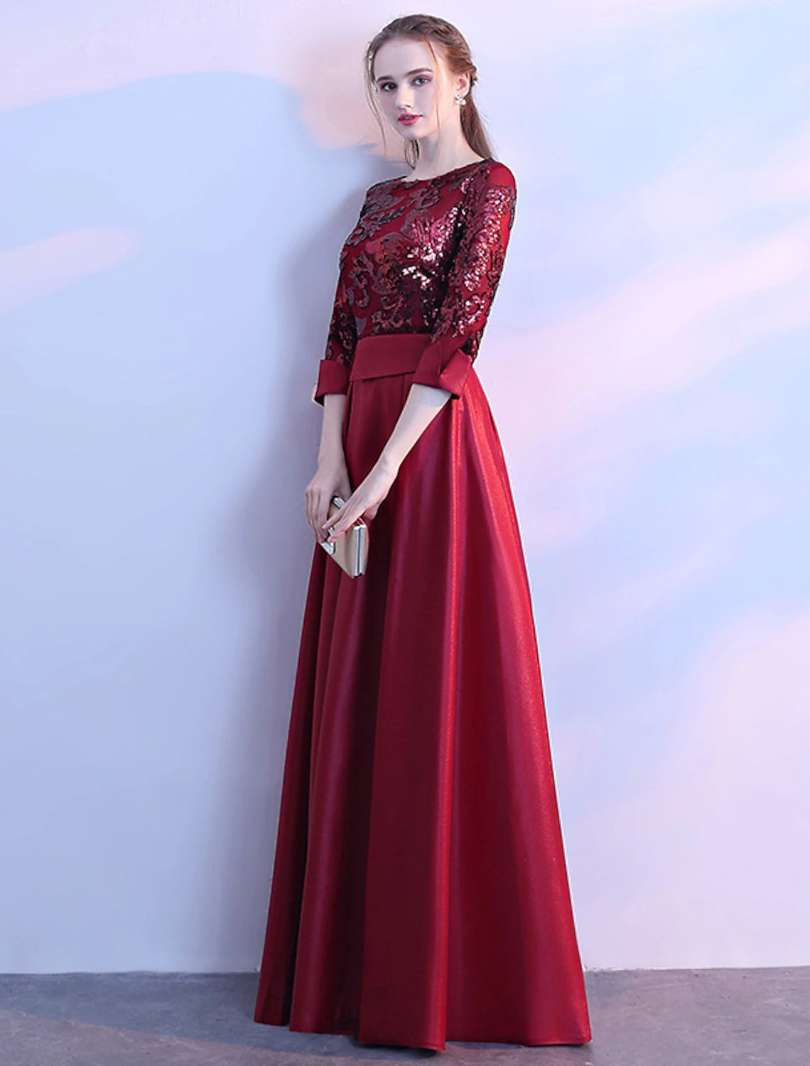 Abito da damigella d'onore a trapezio con scollo gioiello, maniche lunghe, splendida schiena, lunghezza al pavimento, raso/tulle/paillettes con fascia/nastro/pieghe